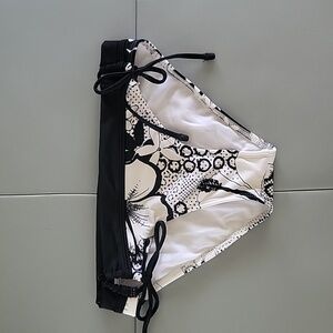 RAISINS black and white low rise bikini bottom Size Small